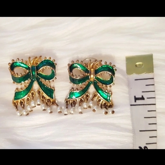 Rare green 1"×1" bow stud earrings. EUC - Picture 3 of 5